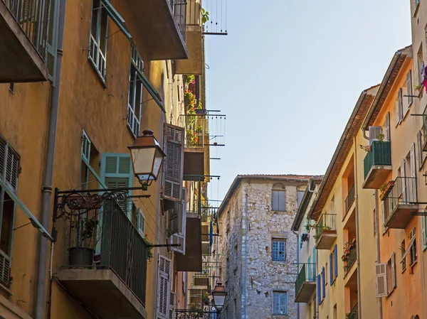 Francia, Costa Azzurra. Graziosi dettagli architettonici tipici degli edifici del centro storico — Foto Stock