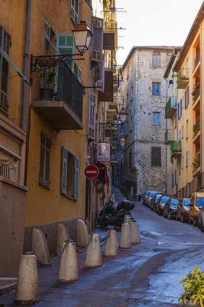 Frankrike, Rivieran. fin, smal gata i gamla stan, och du män sent på säsongen — Stockfoto