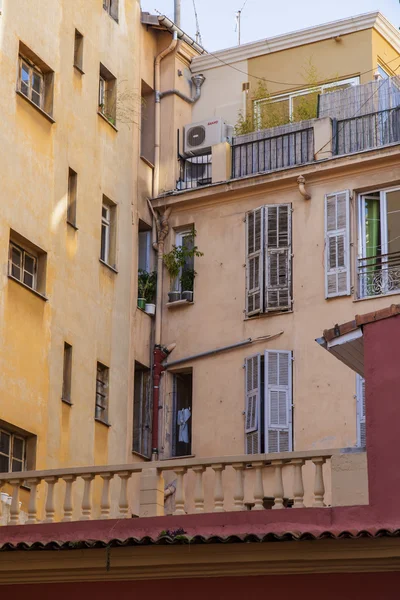 Francja, Lazurowe. ładne, typowe detali architektonicznych budynków na starym mieście — Zdjęcie stockowe