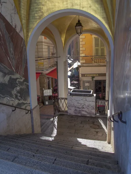 France , Cote d'Azur . Nice, narrow street of the old town , and you men late in the season — Stock Photo, Image