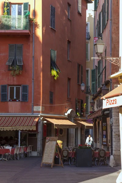 Frankrijk, cote d'azur. mooie, smalle straat van de oude stad, en u mannen laat in het seizoen — Stockfoto