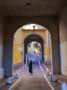 cote d'azur, Fransa. Güzel eski şehrin dar sokakta