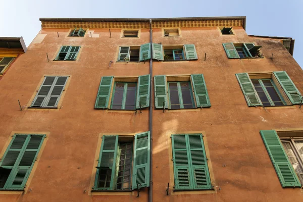 Francia, Costa de Azur. Bonitos detalles arquitectónicos típicos de los edificios en el casco antiguo — Foto de Stock