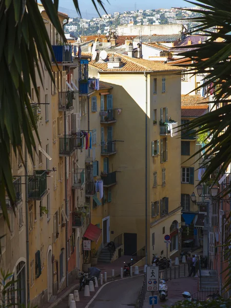 Francia, Costa de Azur. Bonita y estrecha calle del casco antiguo — Foto de Stock