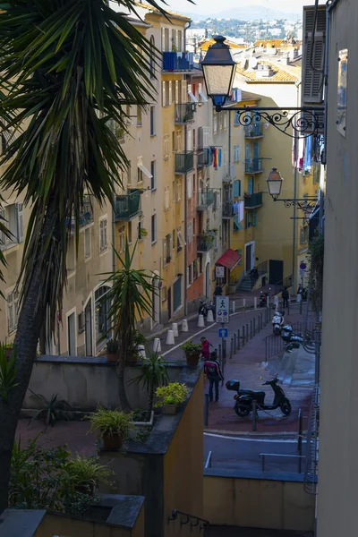 法国，蔚蓝。旧城的好狭窄的街道 — 图库照片