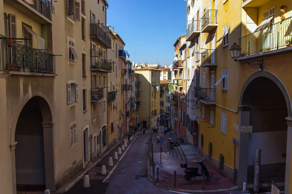 France, Côte d'Azur. Belle rue étroite de la vieille ville — Photo