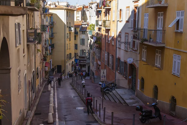 Cote d'azur, Fransa. Güzel eski şehrin dar sokakta — Stok fotoğraf