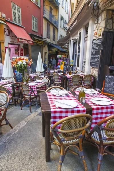 França, Costa do Marfim. Nice, 16 de outubro de 2013. Cafés ao ar livre de verão na cidade velha — Fotografia de Stock