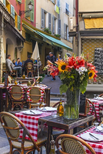 Frankreich, Cote d 'Azur. schön, 16. Oktober 2013. Sommer-Cafés im Freien in der Altstadt — Stockfoto