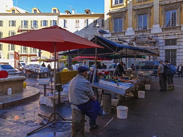 Francia, Costa Azzurra. Nizza, Mercato del pesce all'aperto nel centro storico — Foto Stock