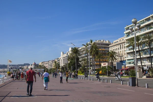 Francia, Costa de Azur. Niza, 16 de octubre de 2013. Vista del soleado día de otoño del Promenade des Anglais — Foto de Stock