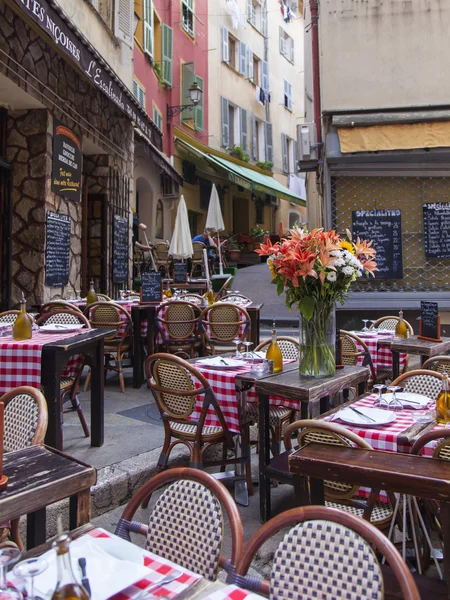 Francia, Costa Azul, Niza. Cafés en el casco antiguo de Niza - el complejo más grande y la ciudad turística en la Riviera Francesa —  Fotos de Stock
