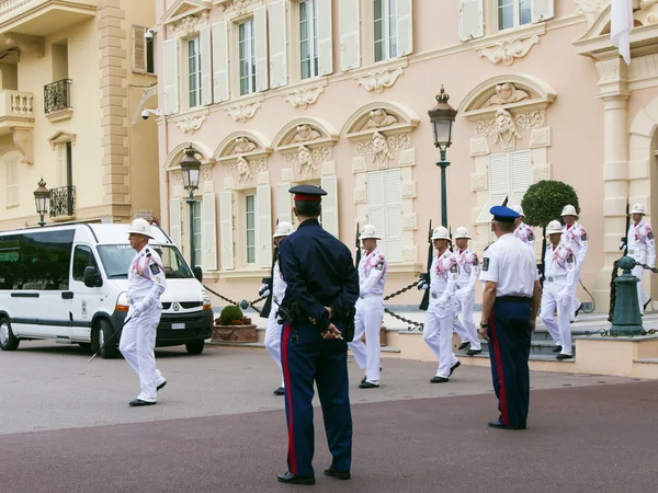 Furstendömet monaco. dagliga ceremonin av att ändra hedersvakt vid prinsens palats — Stockfoto