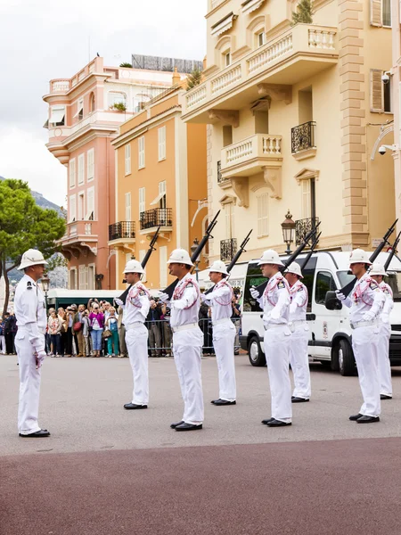 摩纳哥公国。每日仪式的改变的仪仗队在王子的宫殿 — 图库照片