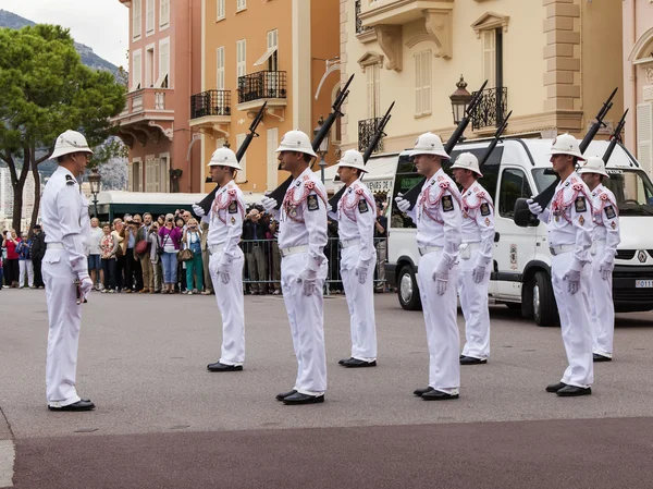 Furstendömet monaco. dagliga ceremonin av att ändra hedersvakt vid prinsens palats — Stockfoto