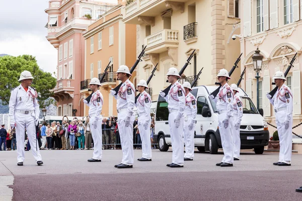 Furstendömet monaco. dagliga ceremonin av att ändra hedersvakt vid prinsens palats — Stockfoto