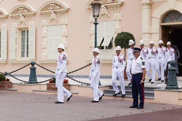 The Principality of Monaco . Daily ceremony of changing the guard of honor at the Prince's Palace — Stock Photo, Image