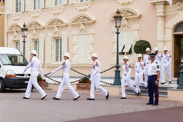 The Principality of Monaco . Daily ceremony of changing the guard of honor at the Prince's Palace — Stock Photo, Image