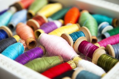 farklı renklerde iplik makaralar