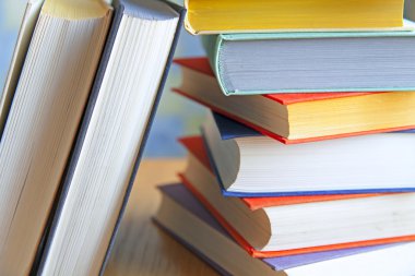 Renkli kitap yığını