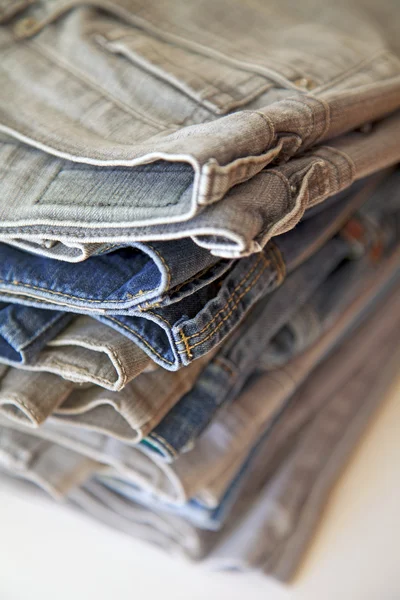 Куча джинсов разных цветов — стоковое фото