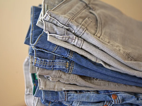 Pilha de jeans em cores diferentes — Fotografia de Stock