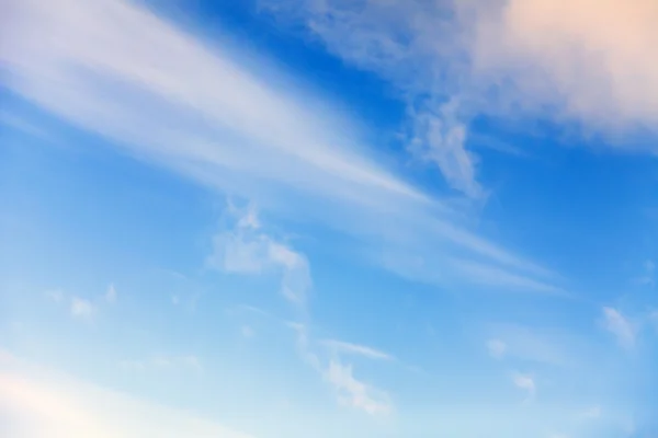 Paisagem celestial: nuvens em um céu azul brilhante — Fotografia de Stock