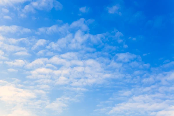 Paisagem celestial: nuvens em um céu azul brilhante — Fotografia de Stock