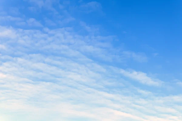 Niebiański krajobraz: chmury na jasne błękitne niebo — Zdjęcie stockowe
