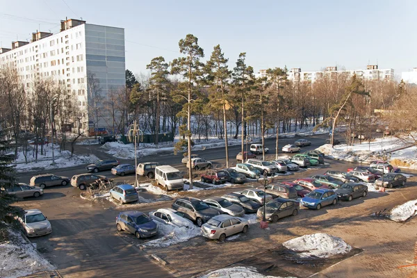 Вид на парковку в жилом районе — стоковое фото