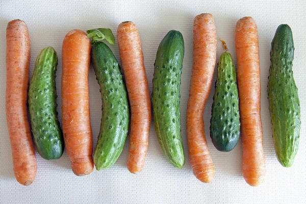Légumes frais pour salade, concombres et carottes — Photo