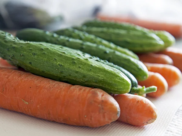 Légumes frais pour salade, concombres et carottes — Photo