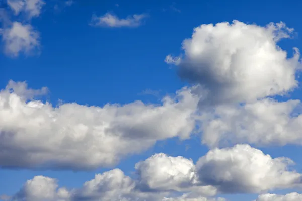 Hemelse landschap: clouds op een heldere blauwe hemel — Stockfoto