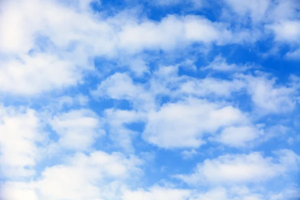 天堂般的景观： 在明亮的蓝色天空上的云 — 图库照片