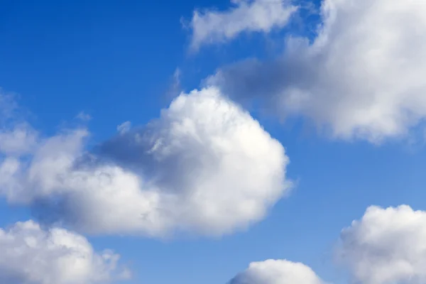 Göksel peyzaj: bulutların üstünde parlak mavi gökyüzü — Stok fotoğraf