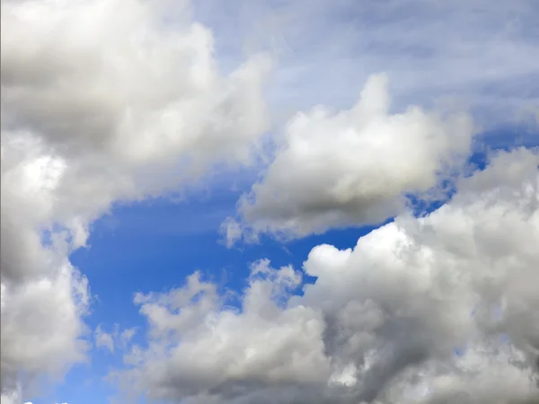 天堂般的景观： 在明亮的蓝色天空上的云 — 图库照片