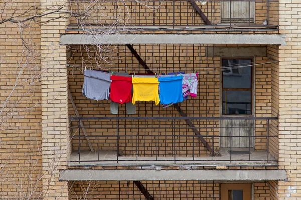 Weergeven van het venster op de muur van een flatgebouw met balkons — Stockfoto