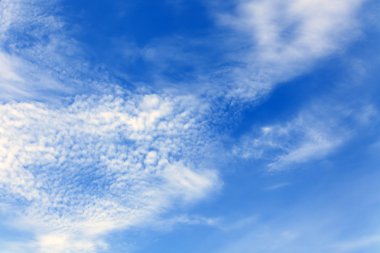 Göksel peyzaj: bulutların üstünde parlak mavi gökyüzü