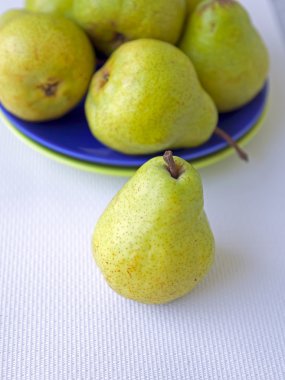 bir tablo üzerinde büyük olgun sarı armut