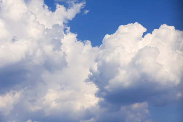 Небесный пейзаж: облака на ярко-голубом небе — стоковое фото