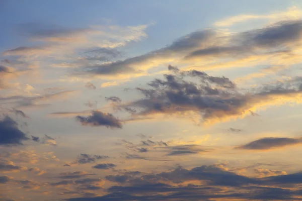 Небесный пейзаж: облака перед бурей — стоковое фото