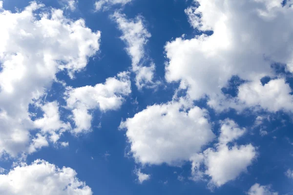 Hemelse landschap: clouds op een heldere blauwe hemel — Stockfoto