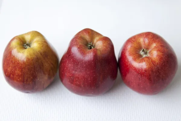 Stora mogna röda äpplen på ett bord — Stockfoto