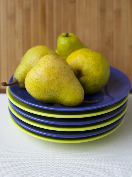 Stora mogna gula päron på ett bord — Stockfoto