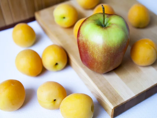 Aprikoser och apple på bordet — Stockfoto