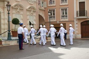 12 Ekim 2012 Monako Prensliği. turistler Saray Muhafızları onurlu bir değişiklik Prens gözlemlemek.