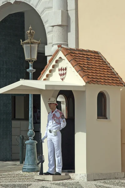 Principado de Mónaco, 12 de octubre de 2012. Guardia de honor en la entrada del palacio del Príncipe — Foto de Stock