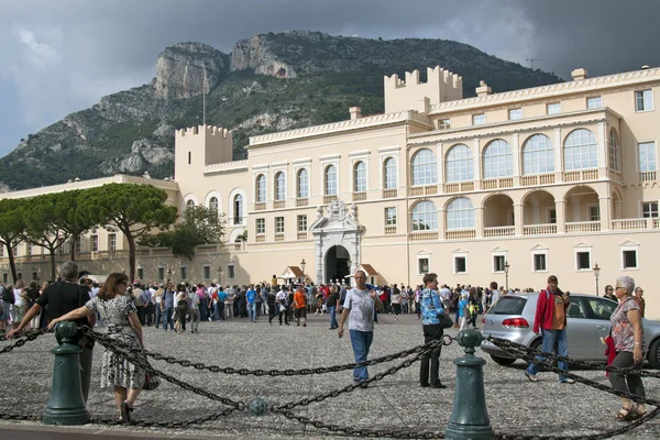 Principato di Monaco. Passeggiata dei turisti sulla piazza vicino al Palazzo del Principe — Foto Stock
