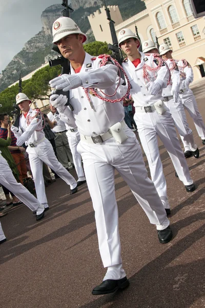 Principality of Monaco, 12 October 2012 . Tourists observe a change in the palace guard of honor Prince — Stock Photo, Image