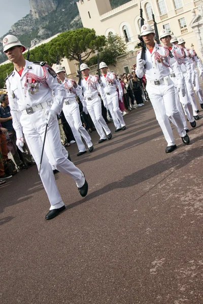 摩纳哥，2012 年 10 月 12 日公国。游客观察其变化宫仪仗队王子 — 图库照片